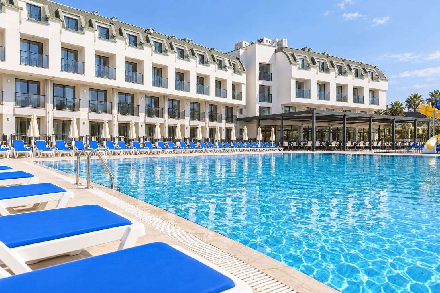 Laroxx Hotel havuzu ve kaydırakları