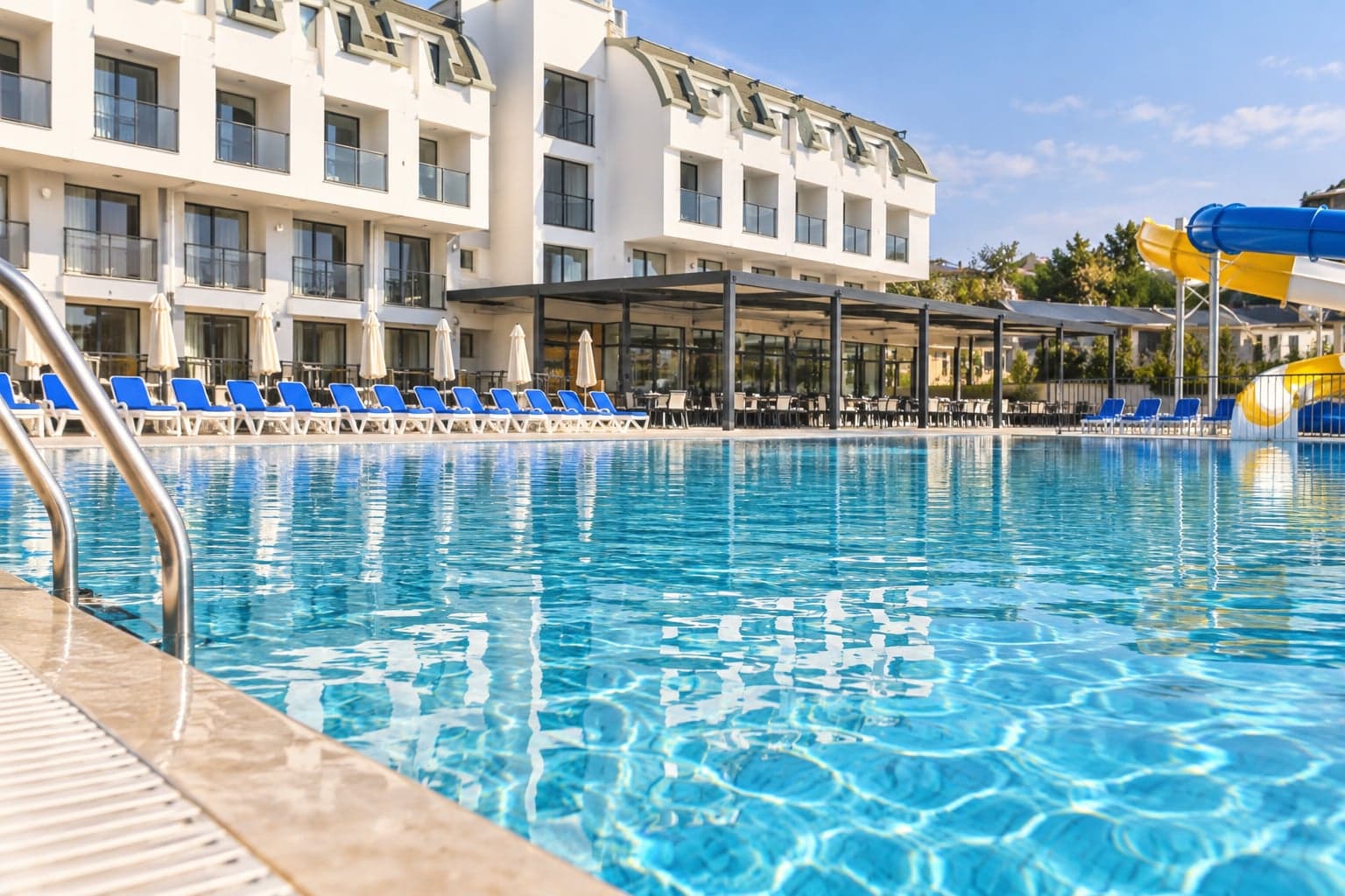 Laroxx Hotel havuzu ve kaydırakları